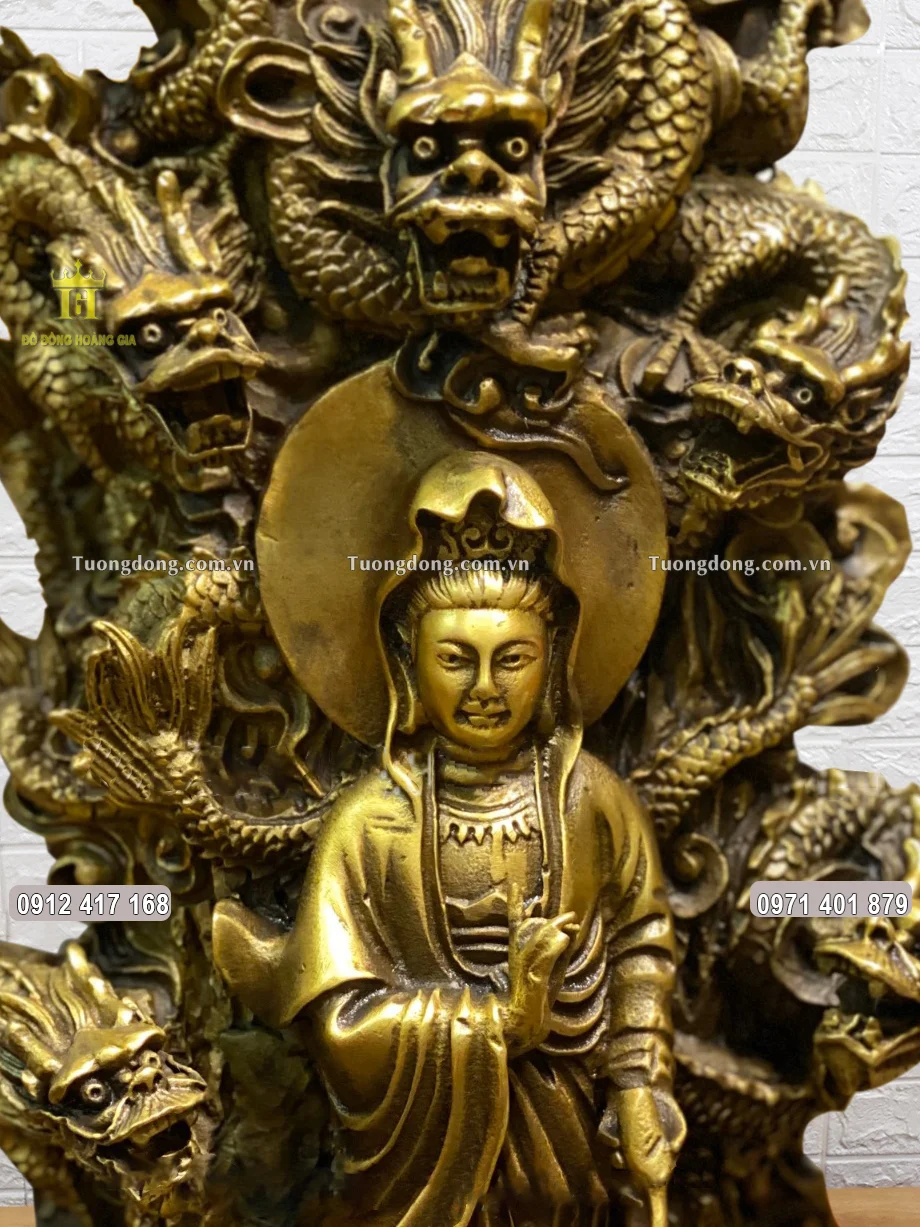 Gương mặt mẹ được chạm khắc tròn đầy, phúc hậu